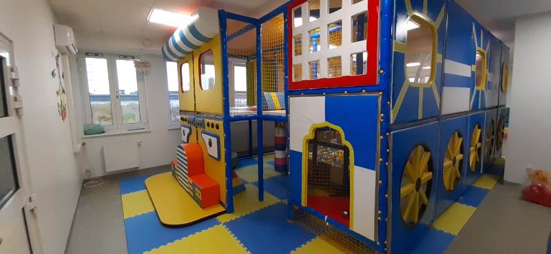 Realizacja wewnętrznego placu zabaw.