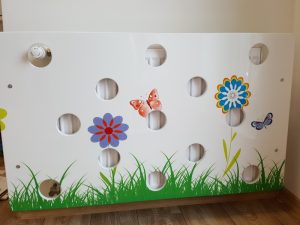 Osłony grzejnikowe dodaję jeszcze więcej uroku i estetyki w sali przedszkolnej.