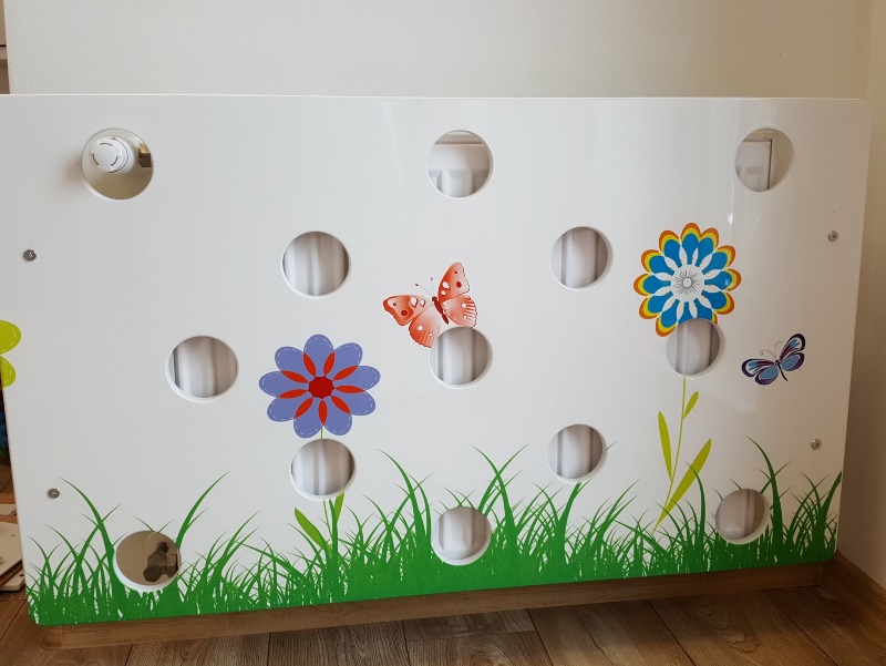 Osłony grzejnikowe dodaję jeszcze więcej uroku i estetyki w sali przedszkolnej.