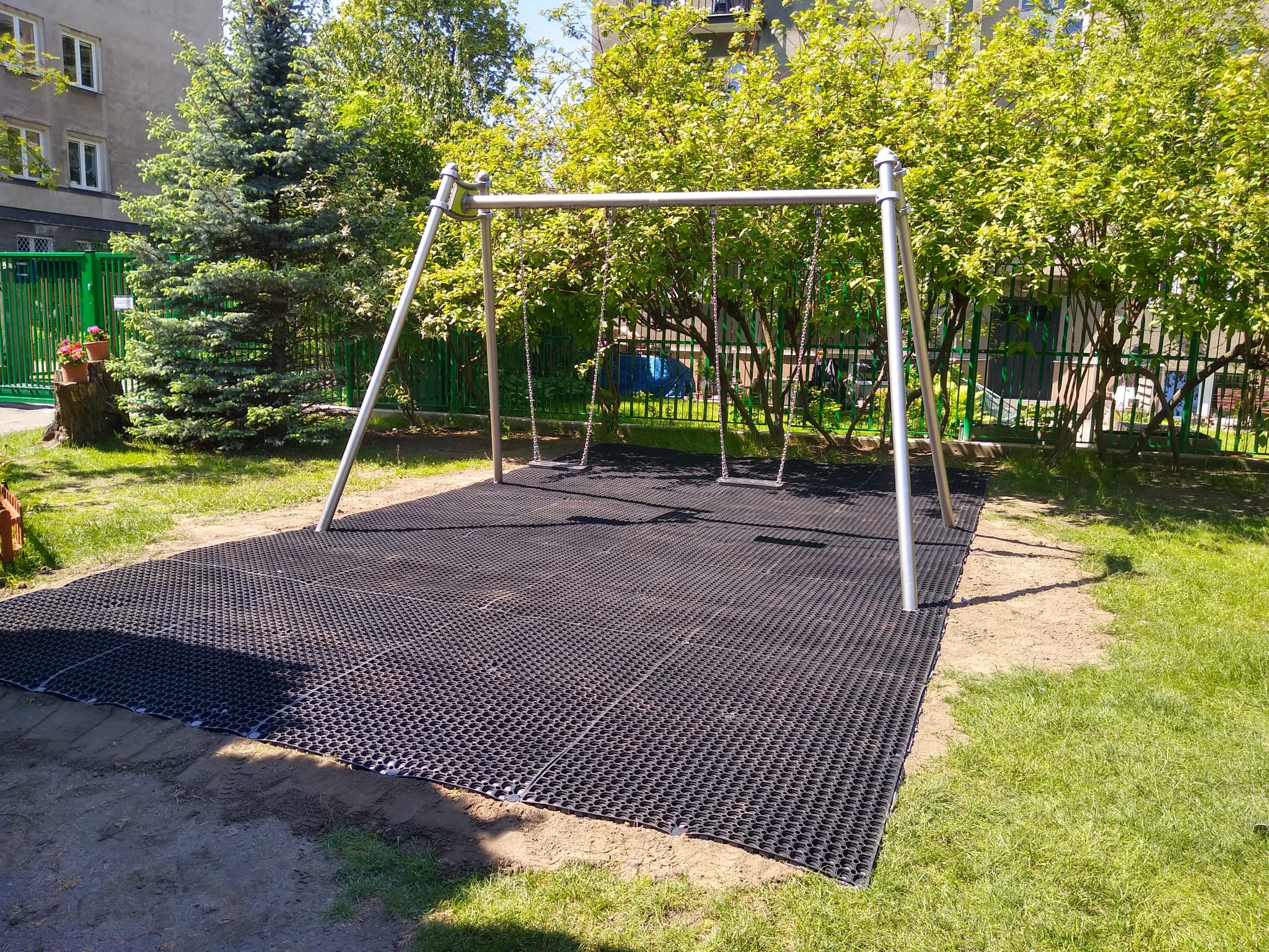 Bezpieczeństwo dzieci na placu zabaw.