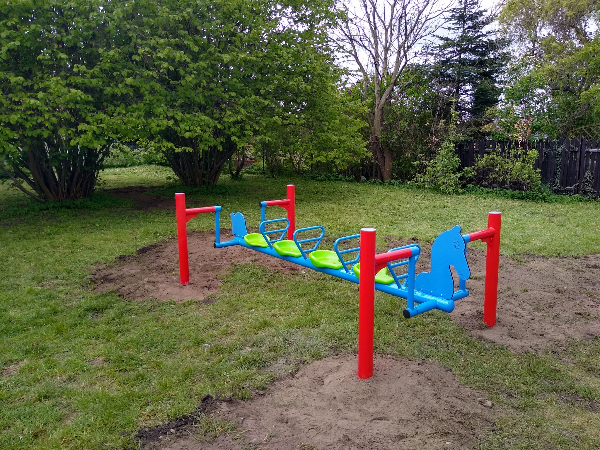 Cudowny bujawka konik i radość dzieci.