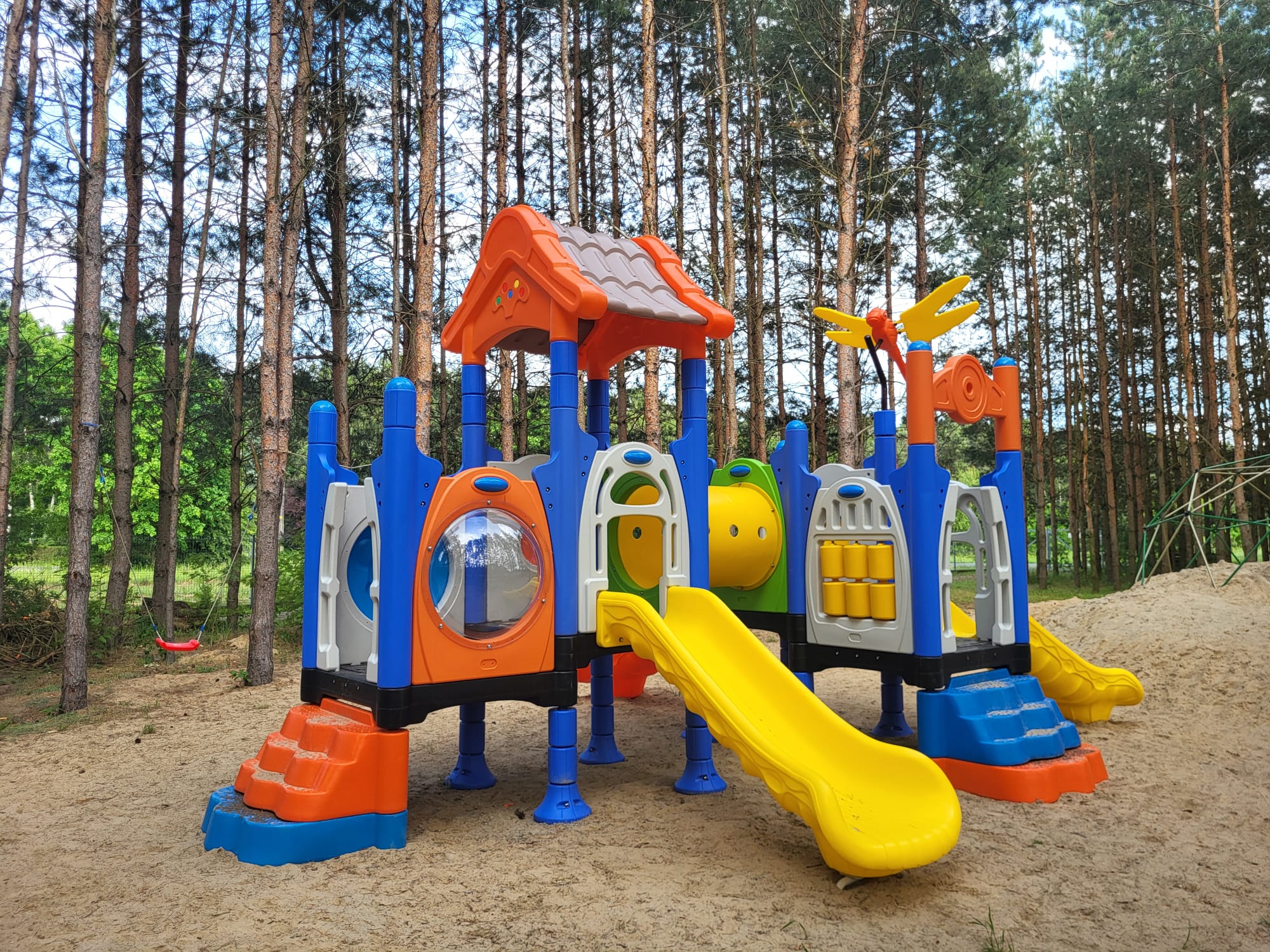 Kolorowy i bezpieczny plac zabaw to spełnienie dziecięcych marzeń.