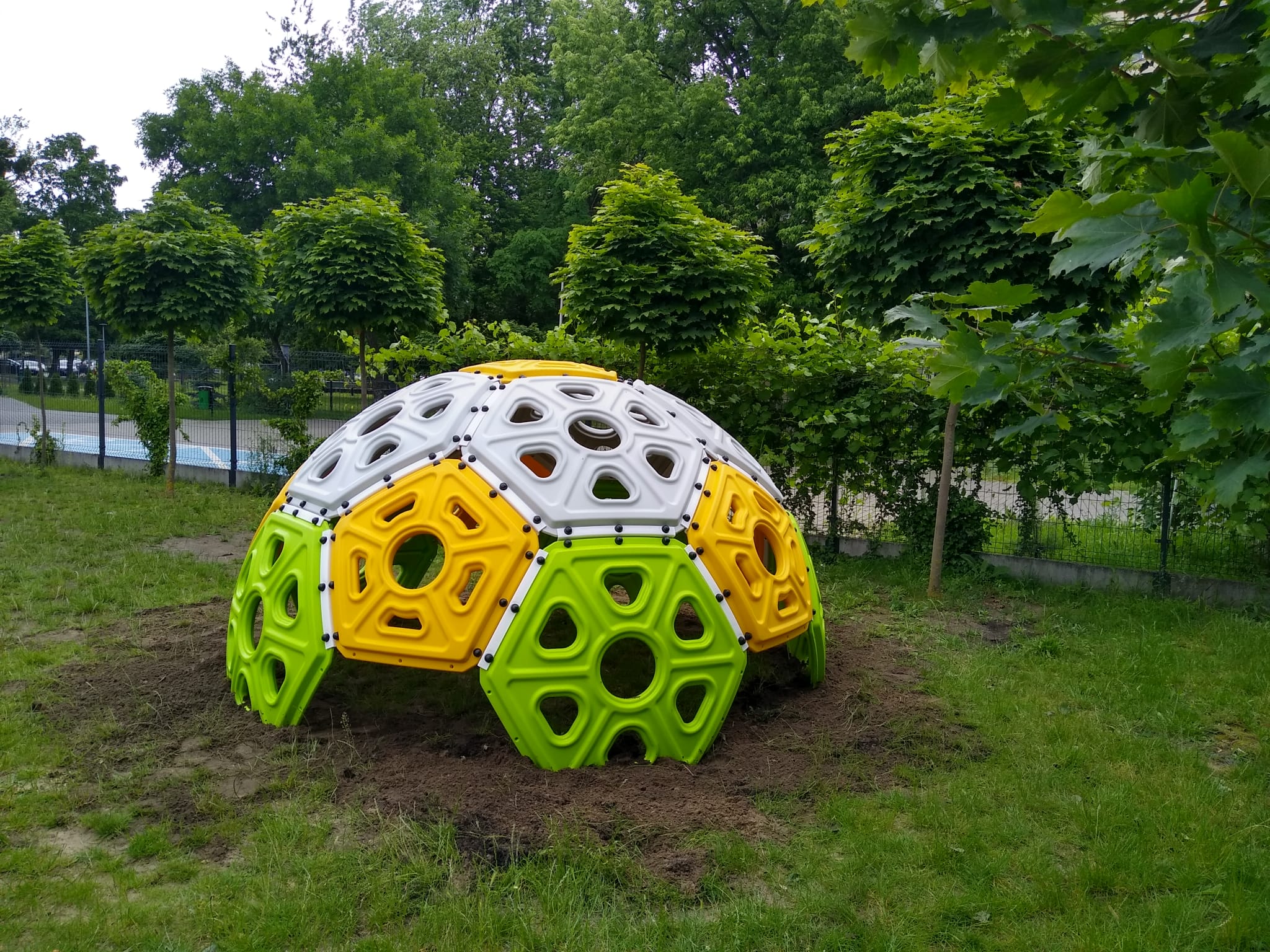 Rozwijanie sprawności fizycznej na placu zabaw.