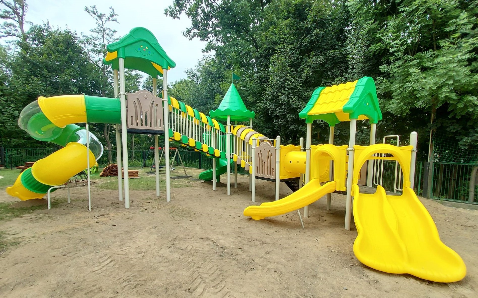 Duży, przestronny, bezpieczny, a przede wszystkim dający wiele radości i dobrej zabawy dzieciom.