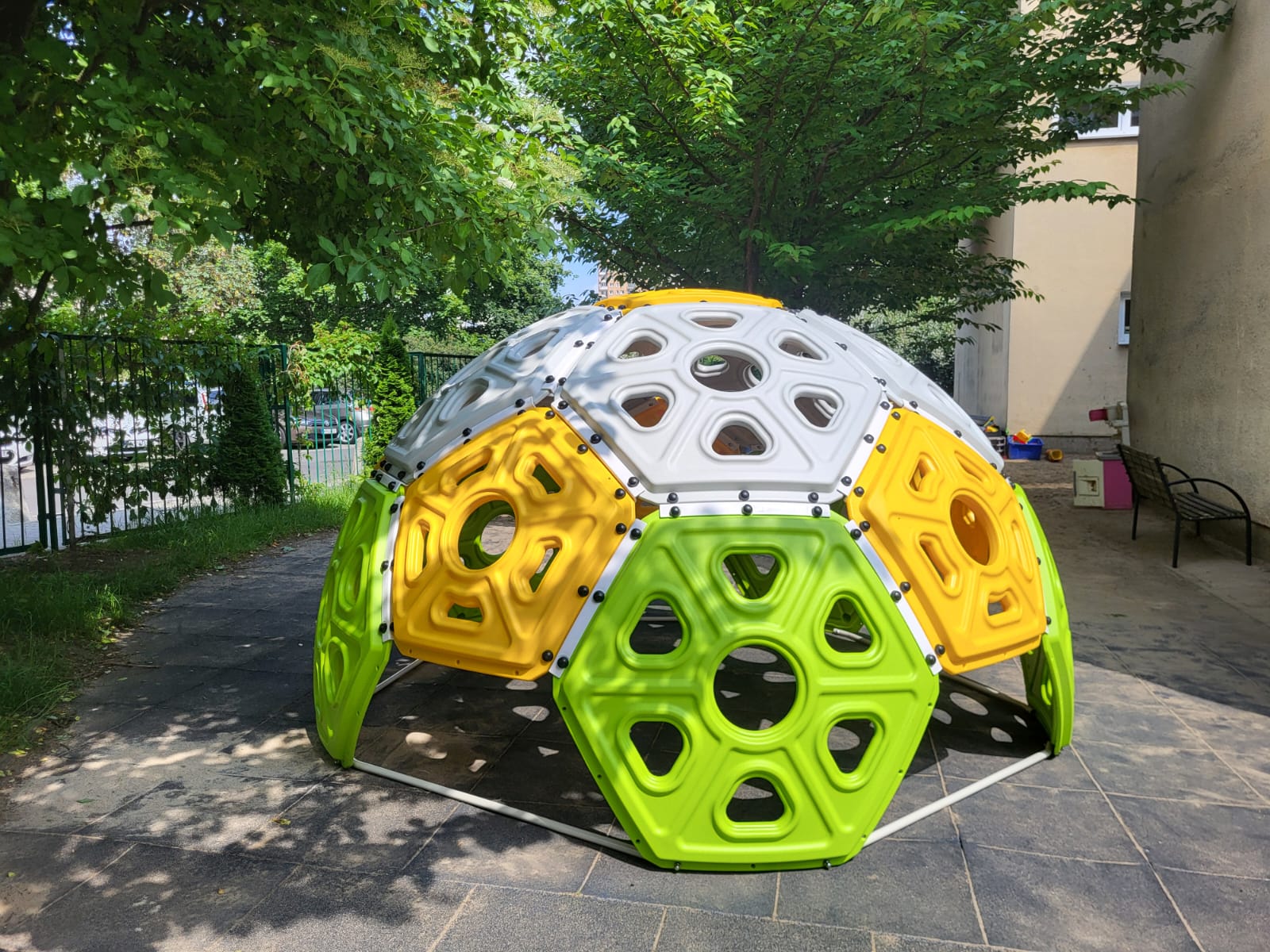 Zabawa i rywalizacja z rówieśnikami.