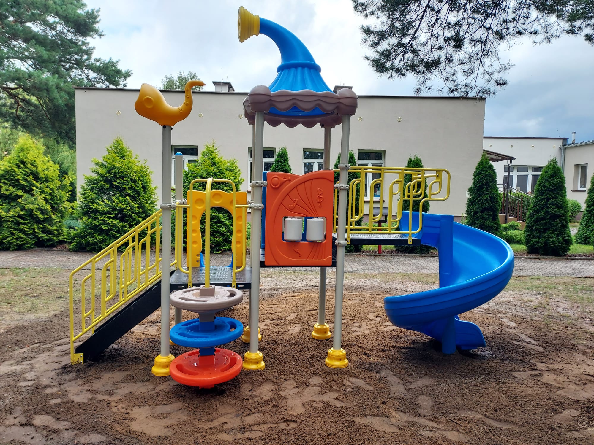 Plac zabaw 16081C ze zjeżdżalniami, wejściem frisbee urozmaici wspólna zabawę z rówieśnikami i umili czas na świeżym powietrzu.