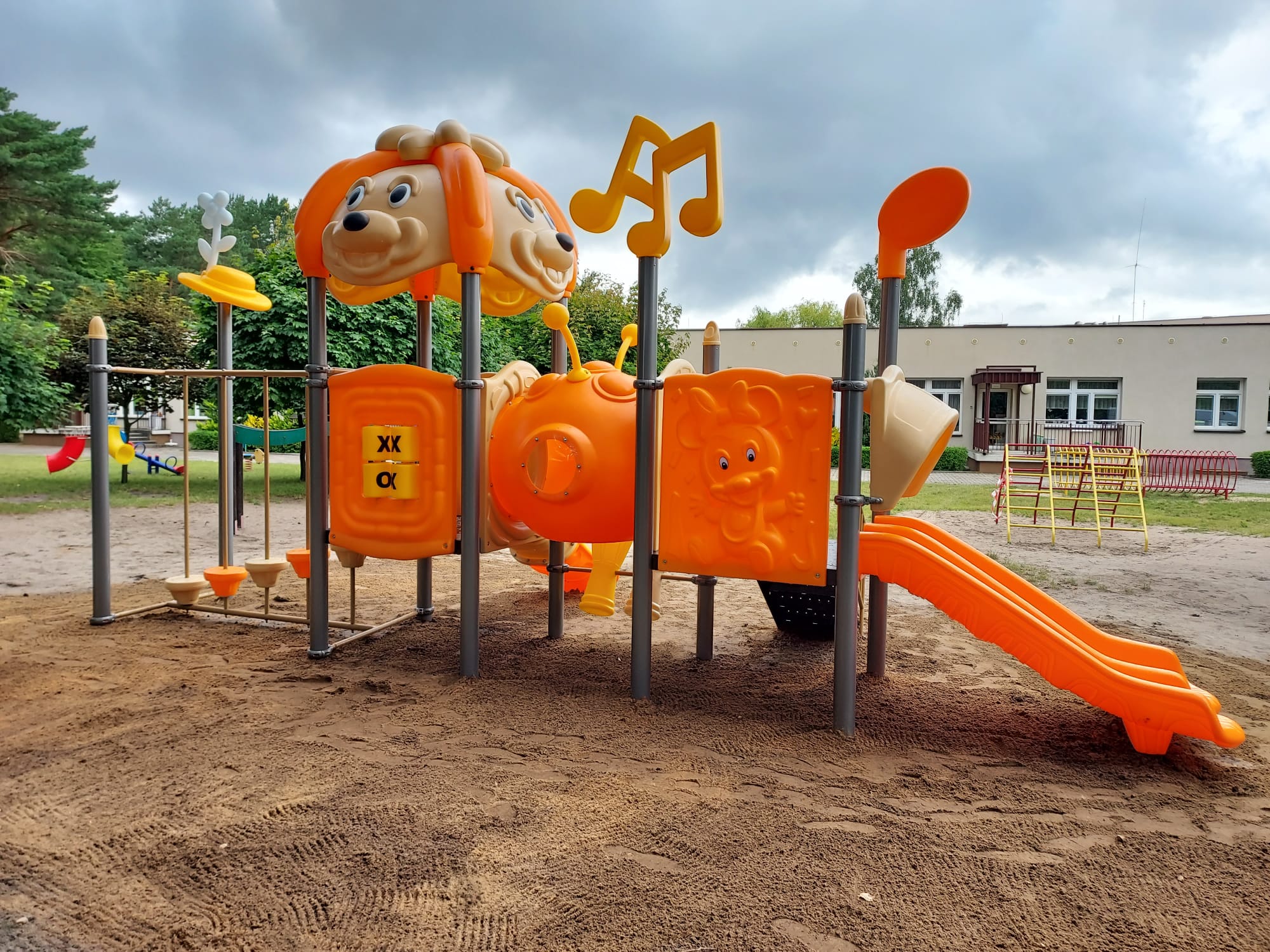 Plac zabaw Pieski, który nie tylko przyniesie dużo usmiechu, ale przyczyni się do poprawy sprawności fizycznej i koordynacji ruchowej.