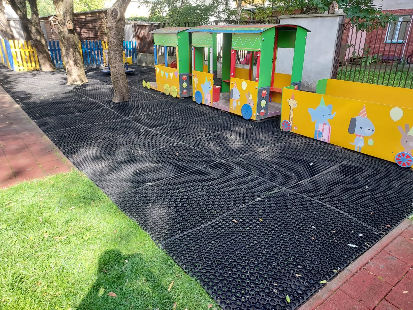 Bezpieczeństwo dzieci oraz uśmiechnięte dzieci cieszące się wspólna zabawą na świeżym powietrzu, to priorytet w naszej pracy.