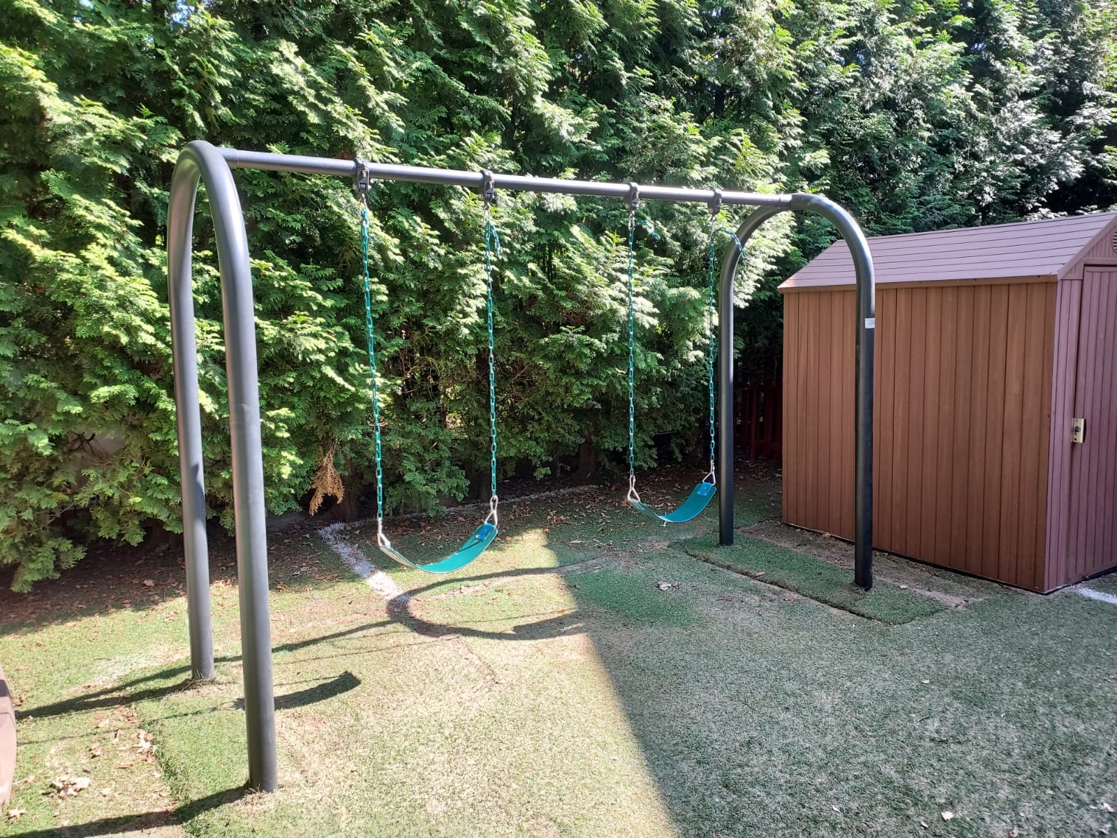 Najlepsza atrakcja od lat na placu zabaw to huśtawka, która przyciąga dzieci na świeże powietrze.