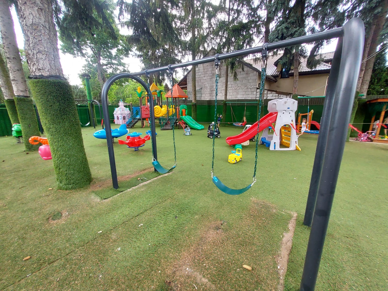 Huśtawka IGA i zabawa z rówieśnikami daje jeszcze więcej frajdy.