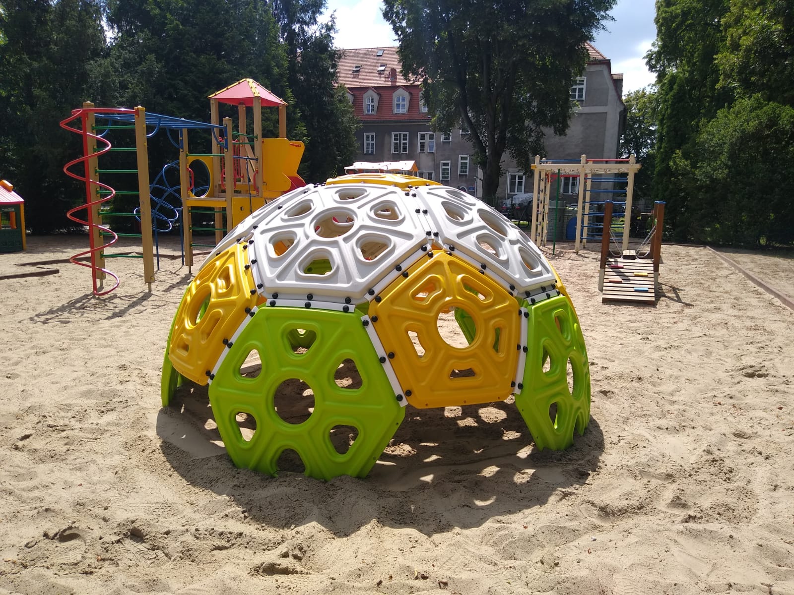 Jeszcze raz przypominamy nasz topowy produkt skałka wspinaczkowa 16257C, która rozweseli każdego małego użytkownika i rozwinie w nim sprawność fizyczną i koordynację ruchową.