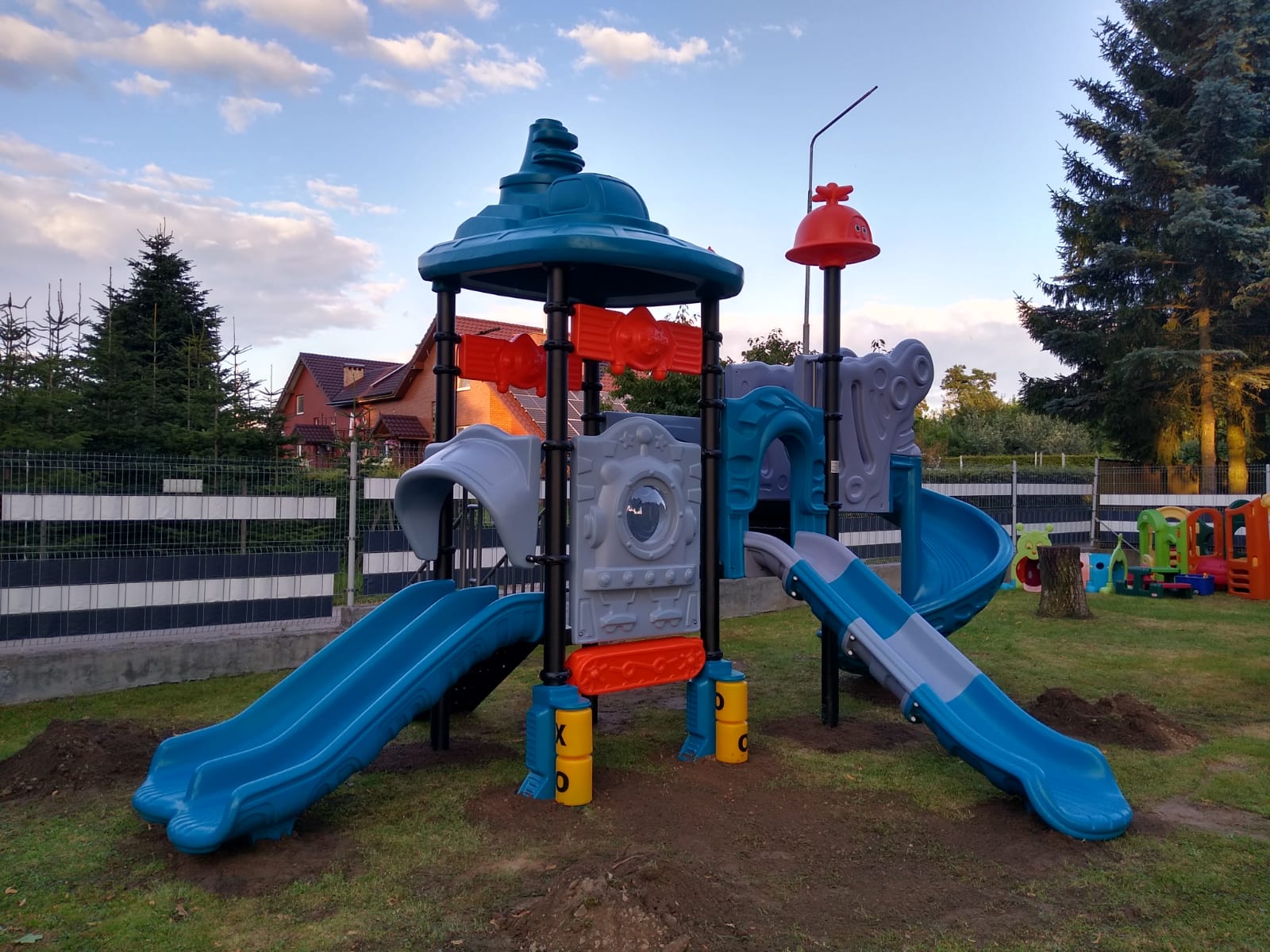 Plac zabaw MORSKI, to jedna z naszych nowości, trzy różne zjeżdżalnie, które nadają nowy wymiar zabawie, która staje się jeszcze bardziej atrakcyjna, a co za tym stoi wprowadza duch rywalizacji.