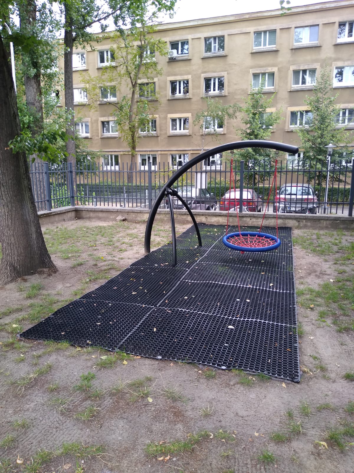 Ta huśtawka, to spełnienie marzeń wszystkich dzieci, wywołująca uśmiech na twarzach i radość podczas zabawy na świeżym powietrzu