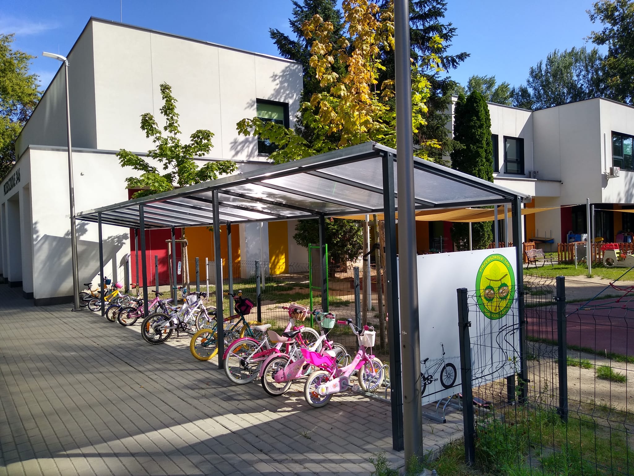 Dziecięce rowery są teraz pod zadaszeniem, chronione przed deszczem i słońcem.
