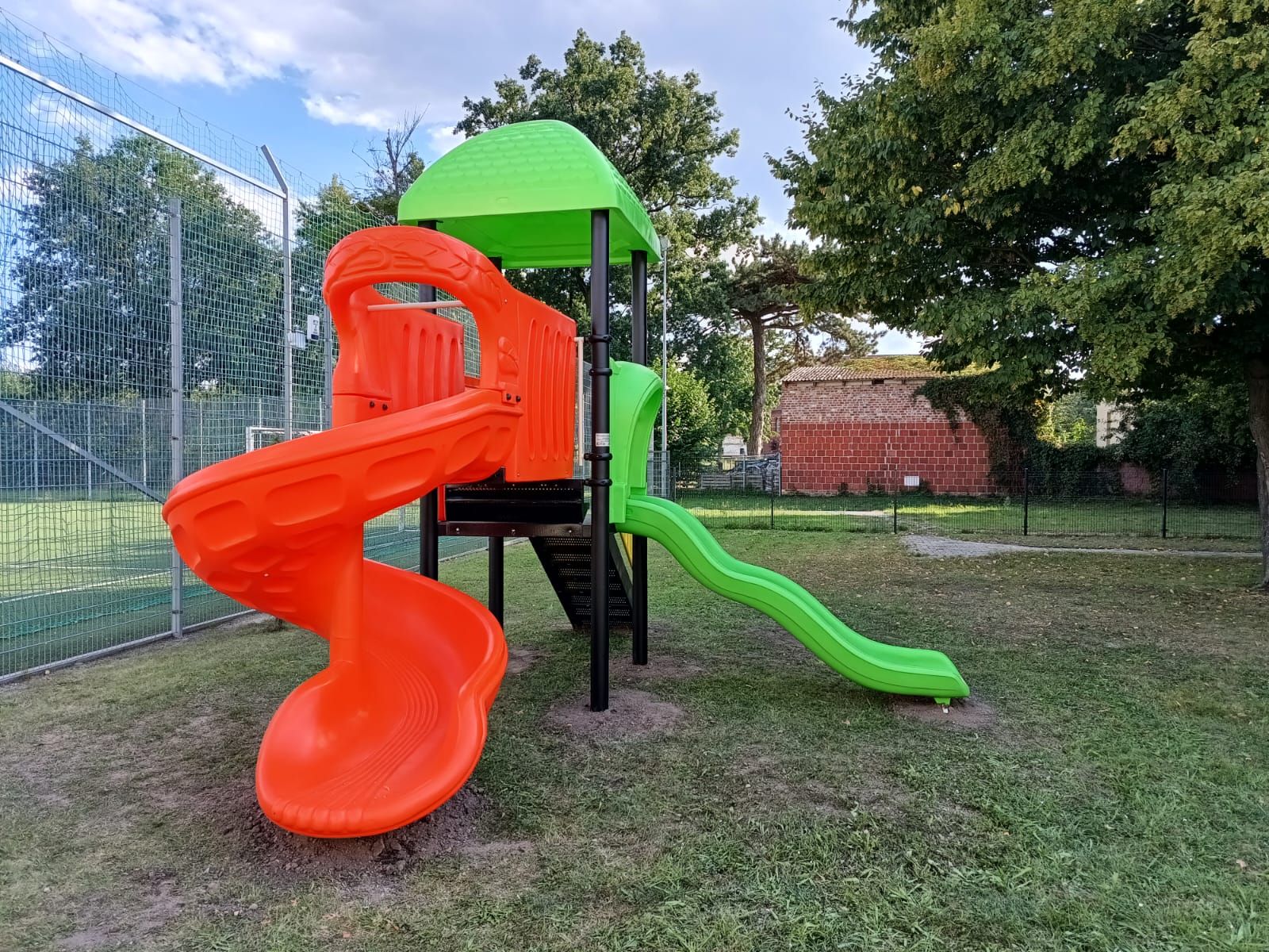 Minimalistyczny plac zabaw z dwiema zjeżdżalniami doskonale wypełni podwórko i przyniesie wiele radości i zadowolenie dzieciom.