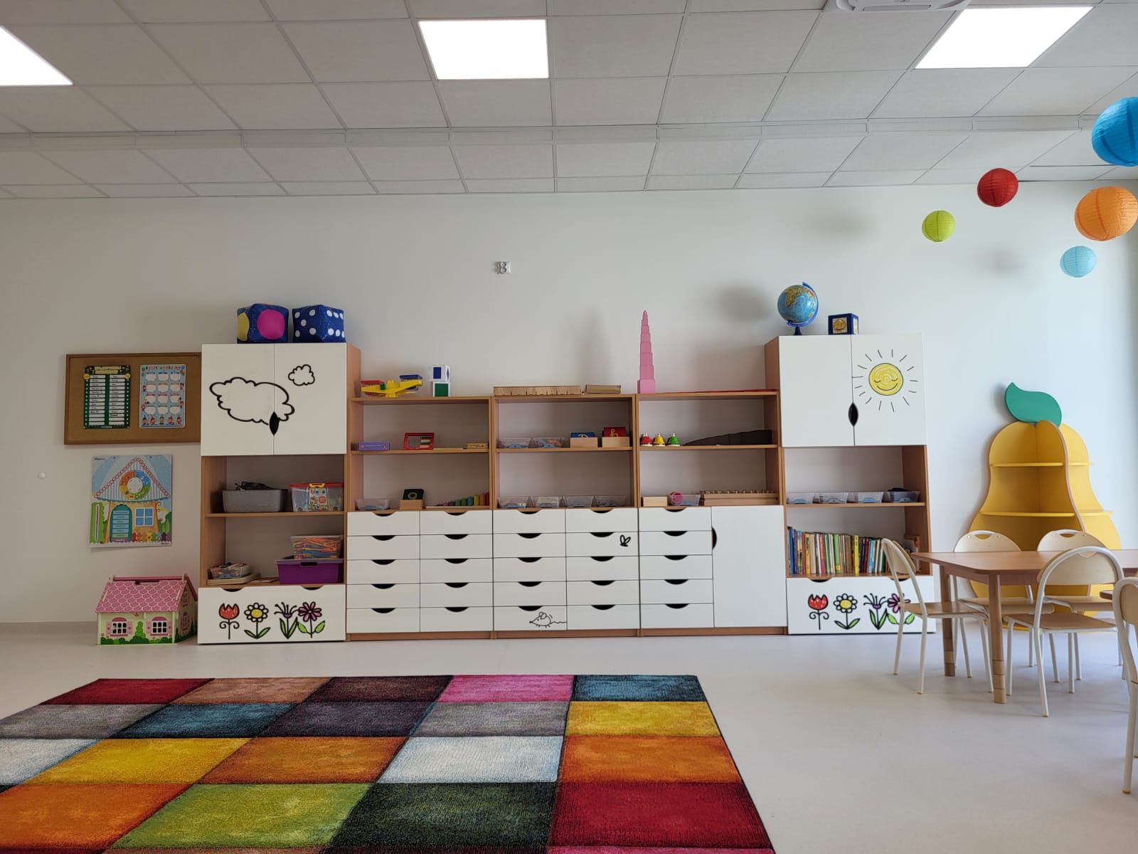 Ponadczasowa realizacja zestawu mebli exclusive oraz kącika plastycznego z nietuzinkowym nadrukiem na życzenie klienta.